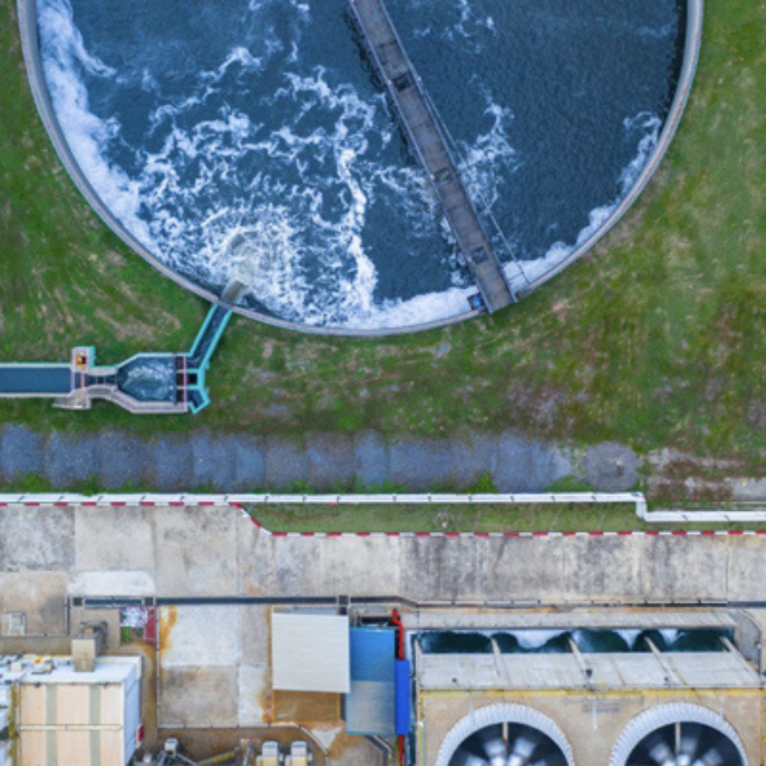 Vista dall'alto di un centro di un asset di una rete idrica per la depurazione delle acque